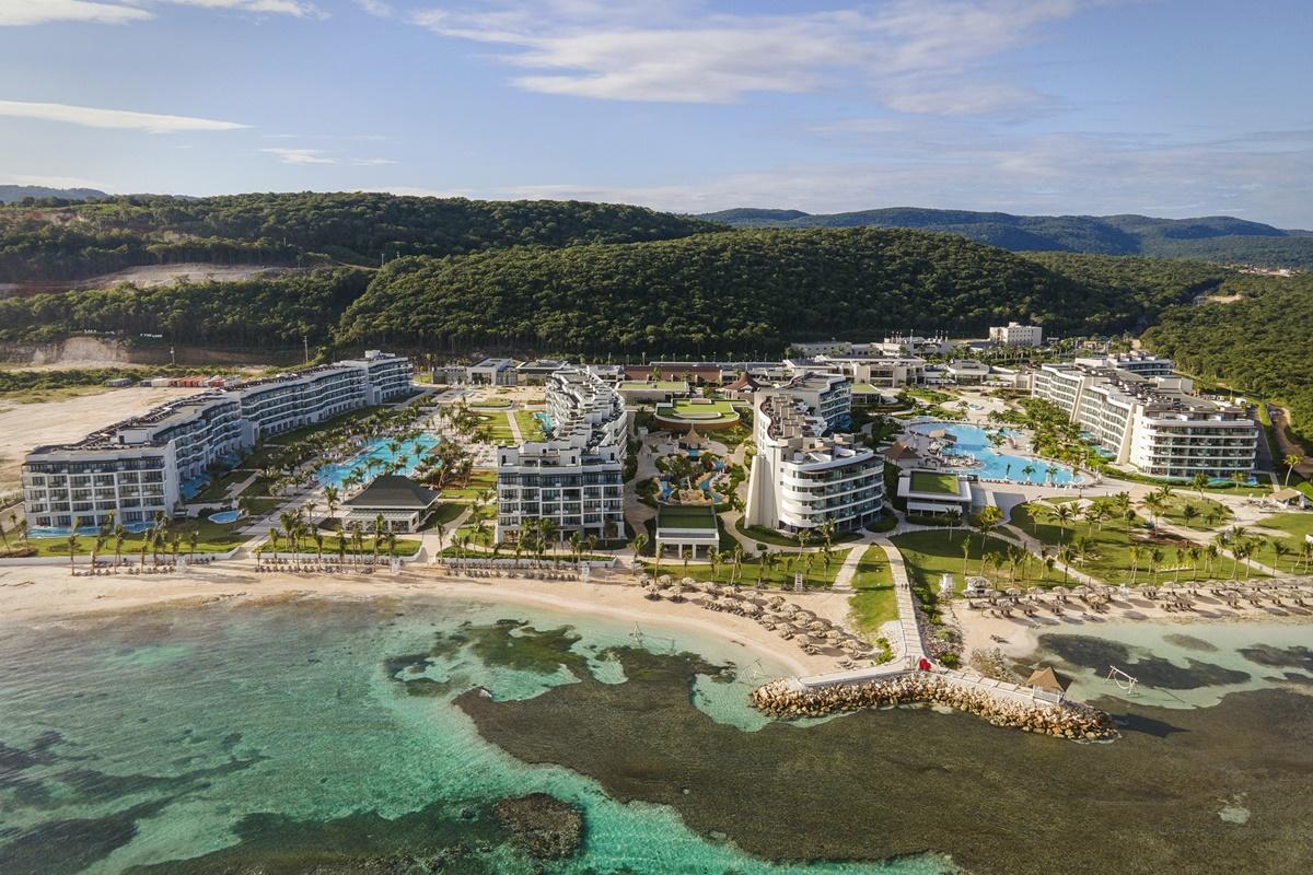 מלון Spring Rises Ocean Eden Bay (Adults Only) מראה חיצוני תמונה Aerial view of the resort